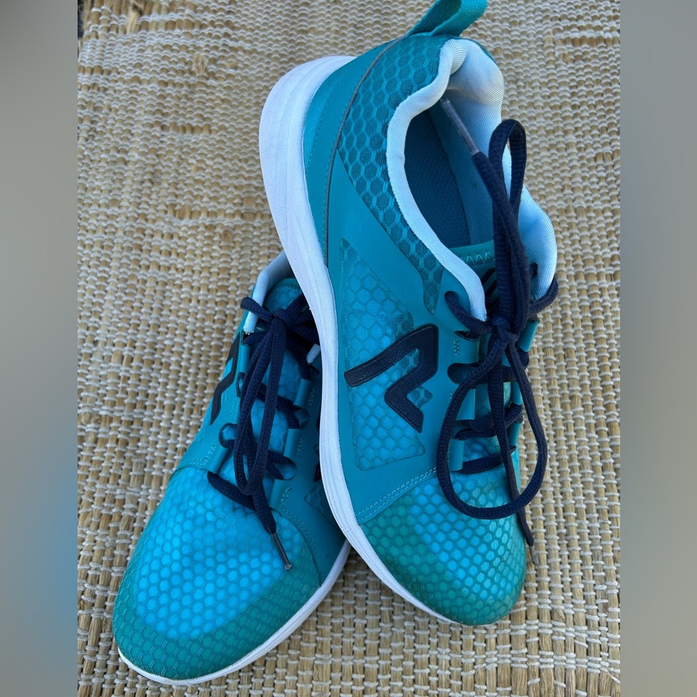 VIONIC s8.5 ocean blue sneakers-gently loved-few light stains-foot/leg alignment